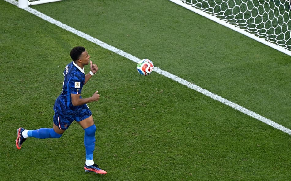 O atacante francês número 10, Kylian Mbappé, comemora o primeiro gol de sua equipe durante a partida das oitavas de final da Copa do Mundo de 2026 entre Paraguai e França, no Estádio da Filadélfia