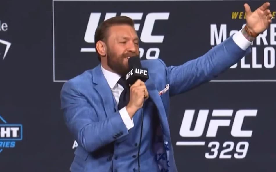 Conor McGregor canta no microfone em coletiva do UFC 329