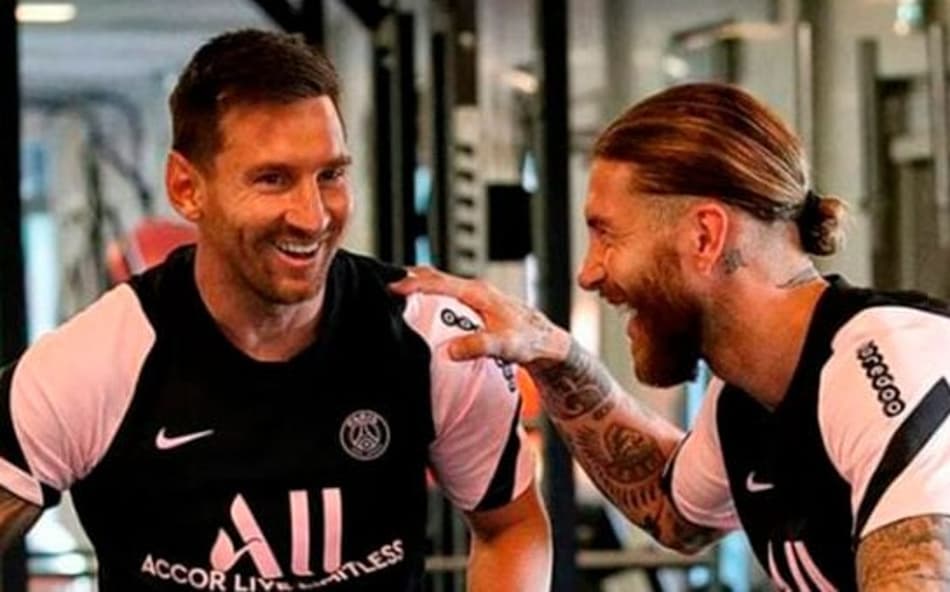 Sergio Ramos e Messi foram companheiros de equipe no PSG em 2021 (Foto: Reprodução)