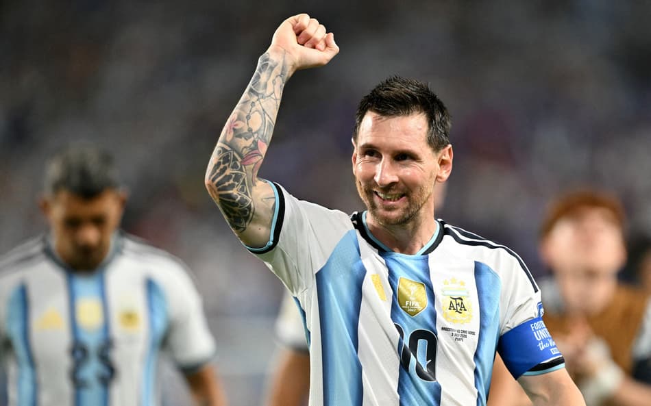 Messi com o obraço erguido comemorando