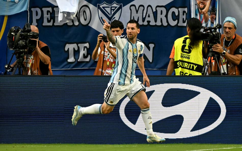 O atacante argentino número 10, Lionel Messi, comemora o primeiro gol de sua equipe durante a partida de futebol das oitavas de final da Copa do Mundo de 2026 entre Argentina e Cabo Verde, no Estádio de Miami