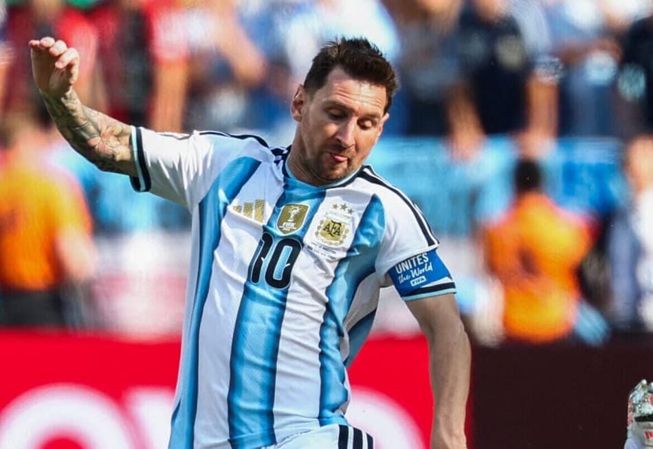 Messi e Cubarsi disputam a bola na final da Copa do Mundo
