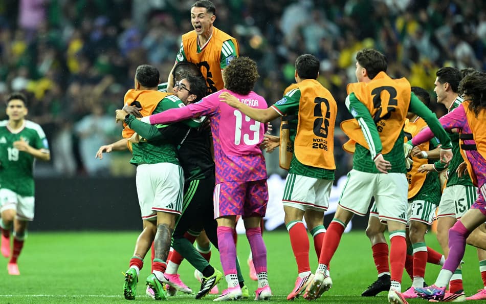 Classificado para as oitavas, México ainda não sofreu gols nesta Copa (Foto: CARL DE SOUZA / AFP)