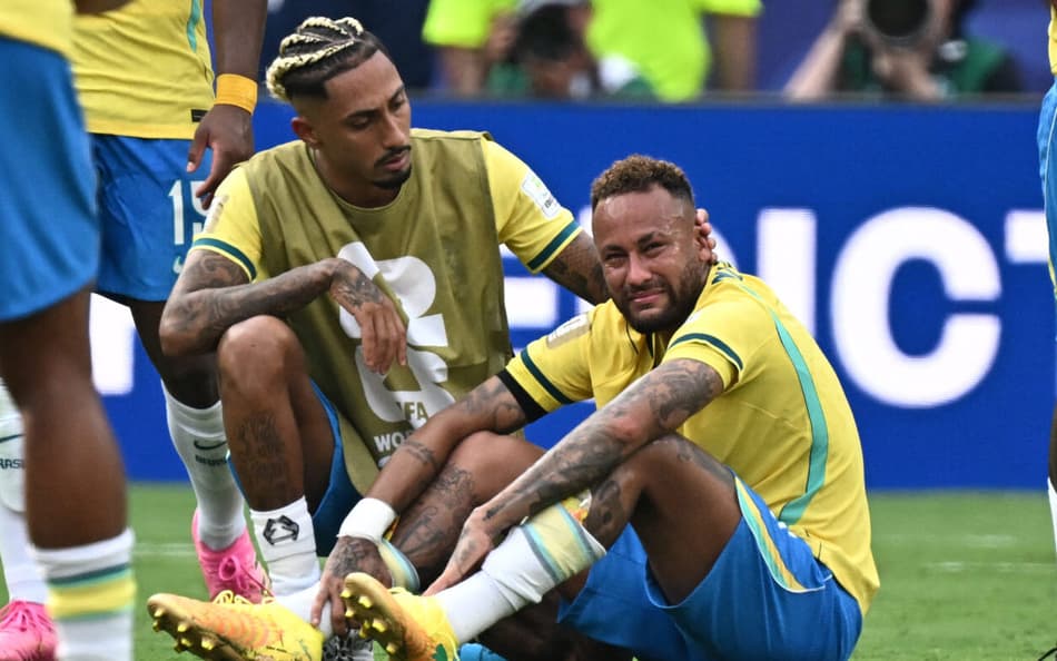 Neymar chorando sentado em campo