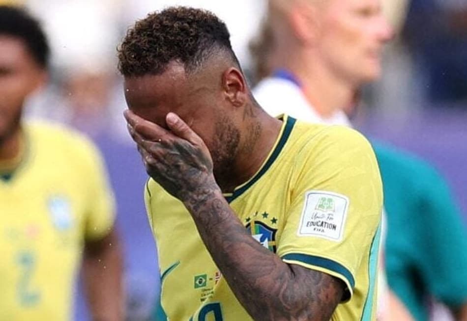 Neymar chora após derrota do Brasil para a Noruega na Copa do Mundo