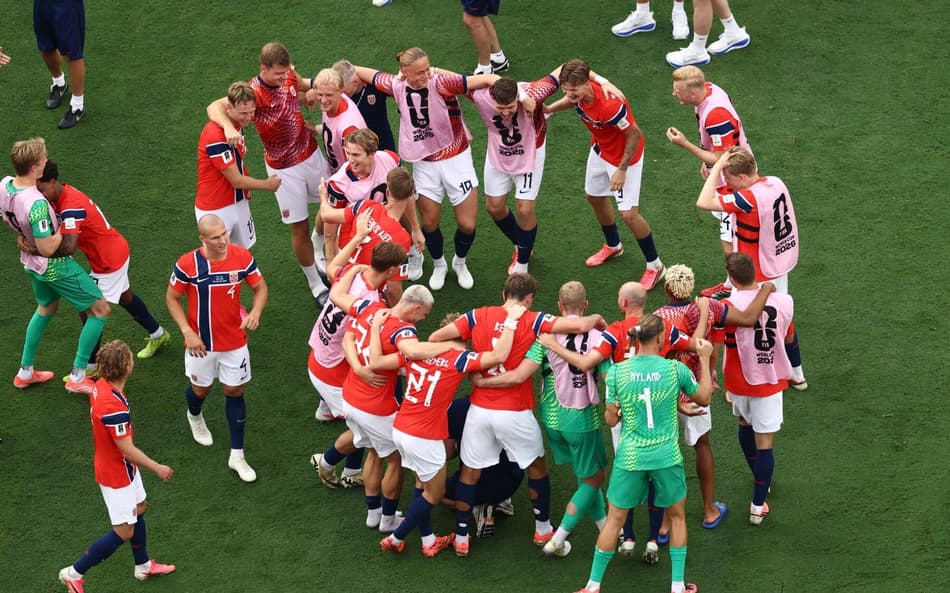No gramado, jogadores da Noruega comemoram vitória sobre o Brasil nas oitavas de final