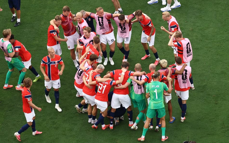 No gramado, jogadores da Noruega comemoram vitória sobre o Brasil nas oitavas de final
