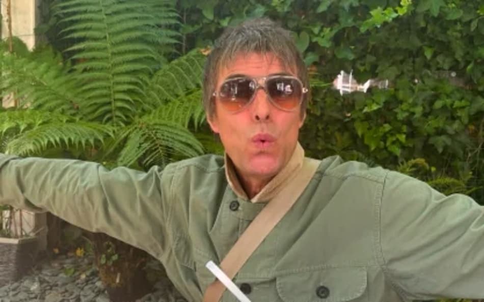 Vocalista do Oasis xinga brasileiro que questionou 'Wonderwall' na Copa
