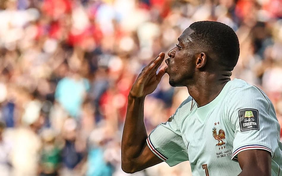 Ousmane Dembélé comemora gol da França na Copa do Mundo (Foto: CHARLY TRIBALLEAU / AFP)