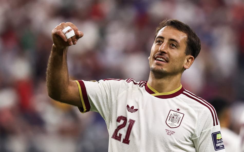 Oyarzabal comemora gol com braço erguido