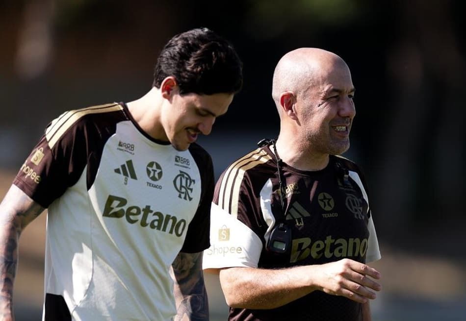 Pedro ao lado de Leonardo Jardim durante treino do Flamengo em Portugal