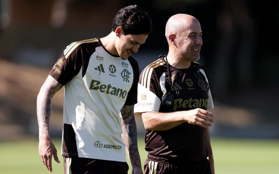 Pedro ao lado de Leonardo Jardim durante treino do Flamengo em Portugal