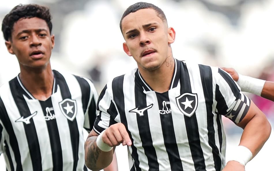 Pedro Pit em ação pelo Botafogo no Brasileirão Sub-17