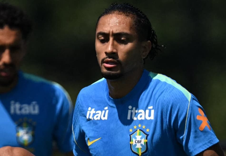 Raphinha treinou com o restante do grupo na penúltima atividade antes de Brasil x Noruega