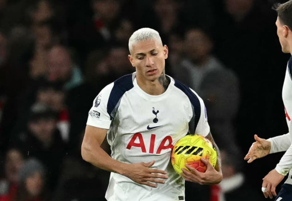 Richarlison corre com bola na mão para reiniciar jogo após marcar gol