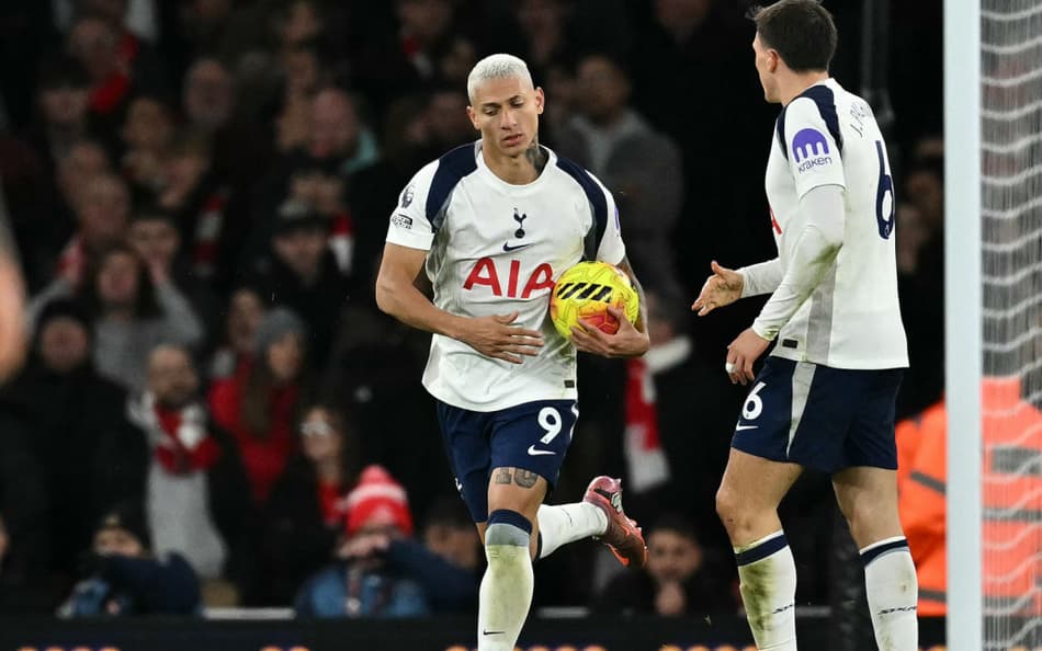 Richarlison corre com bola na mão para reiniciar jogo após marcar gol