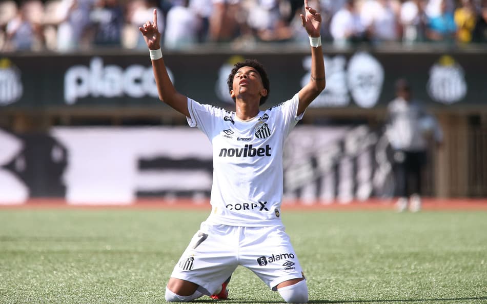 Robinho Jr. marca o primeiro gol pelo profissional do Santos em amistoso no Pacaembu. (Foto: Agif/Folhapress)