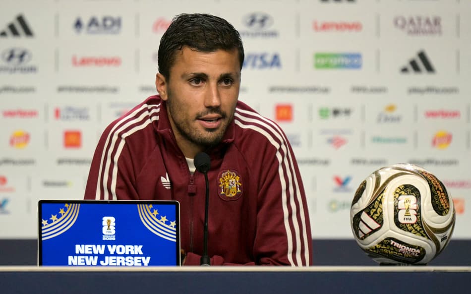 Capitão da Espanha, Rodri concede entrevista coletiva antes da final da Copa do Mundo de 2026 contra a Argentina