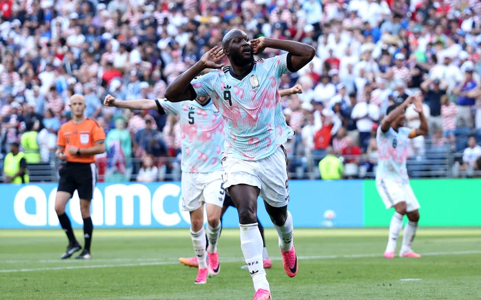 Lukaku comemorando gol com as mãos no ouvido