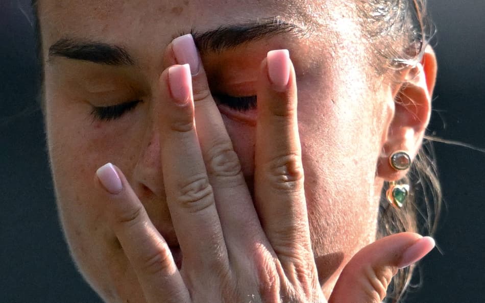 Frustração de Sabalenka durante a derrota para Naomi Osaka nas oitavas de final de Wimbledon