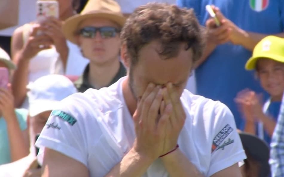 De camisa branca, Roman Safiullin leva as mãos ao rosto e chora após vencer João Fonseca em Wimbledon