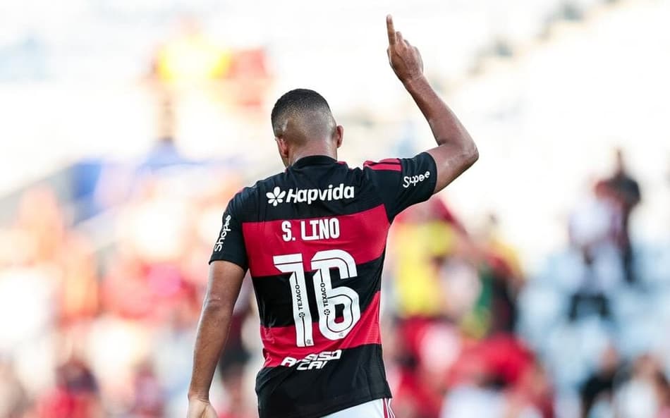 Samuel Lino aponta para o céu comemorando gol contra River Plate