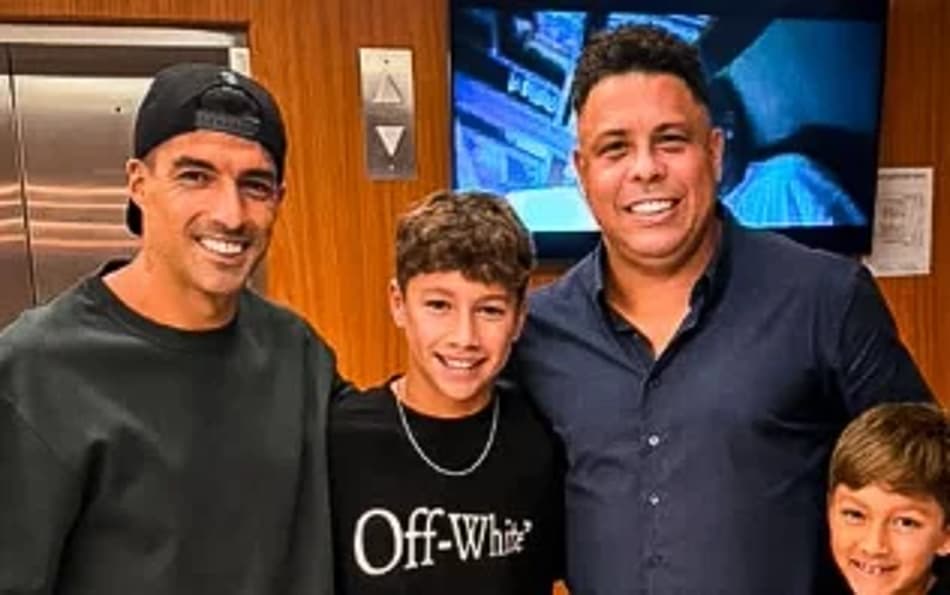 Luis Suárez com os filhos em encontro com Ronaldo Fenômeno