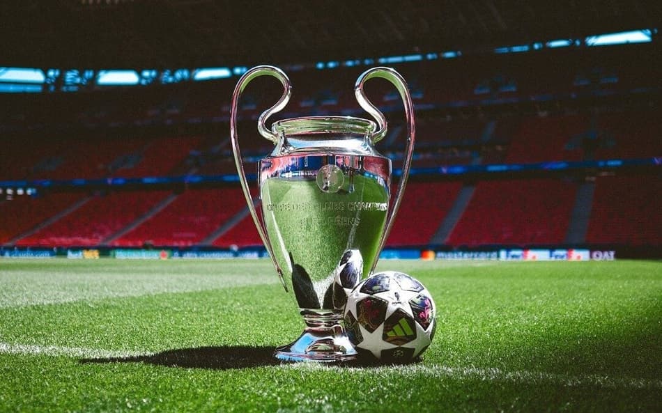 Taça e bola da final da Champions League 25/26.