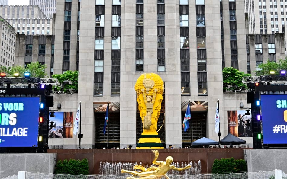 Uma imagem da atmosfera enquanto a lenda do futebol Cafu se junta aos fãs na apresentação do maior troféu da Copa do Mundo da FIFA™ do mundo pelo Grupo LEGO, em Nova Iorque
