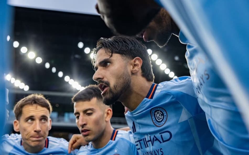 Thiago Martins conversando com os companheiros de equipe do NYC FC