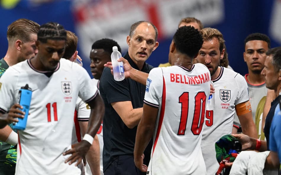 Thomas Tuchel conversa com jogadores durante pausa para hidratação em Inglaterra x RD Congo pela Copa do Mundo