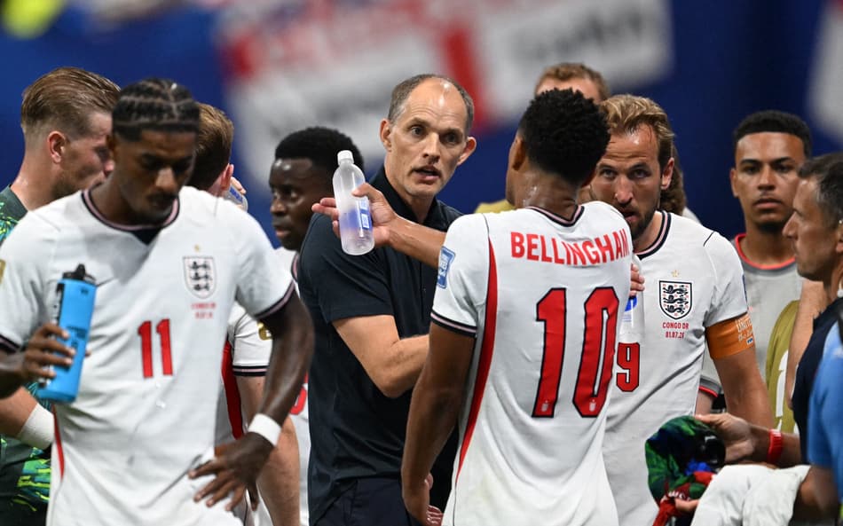 Thomas Tuchel conversa com jogadores durante pausa para hidratação em Inglaterra x RD Congo pela Copa do Mundo