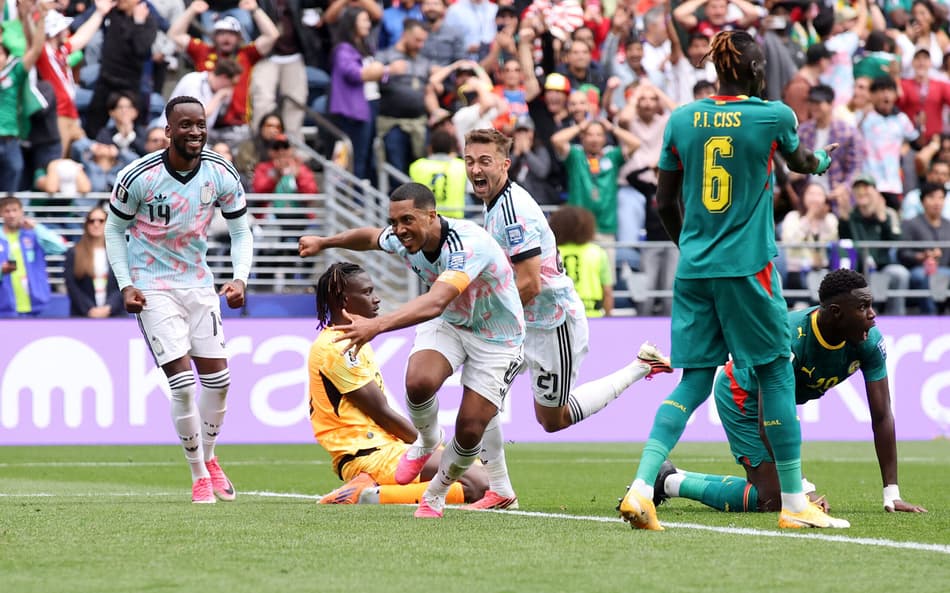 Sorridente, Tielemans corre após marcar o gol do empate da Bélgica contra Senegal na Copa do Mundo
