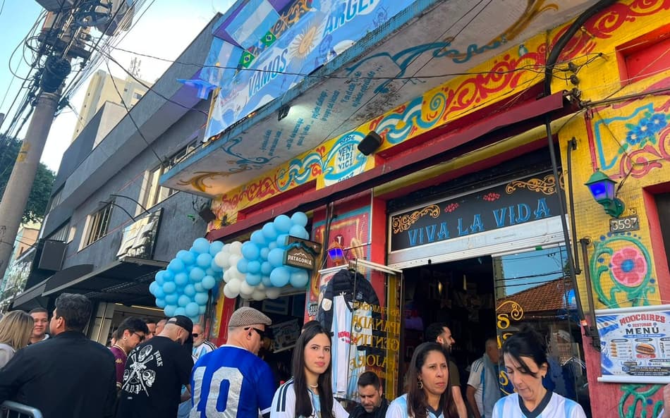 Argentinos no Moocaires, bar da Zona Leste de São Paulo para assistir ao duelo entre Inglaterra e Argentina