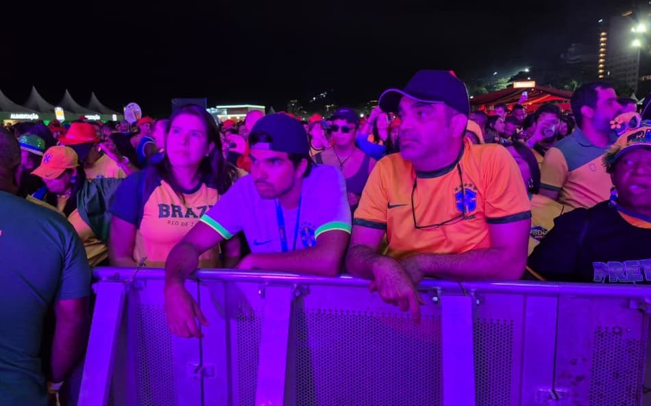 Torcedores assistem a Seleção Brasileira em Copacabana