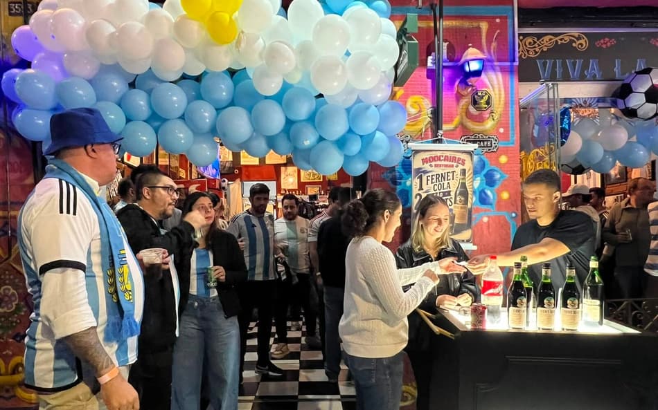 Torcedores com camisa da Argentina em um bar de São Paulo
