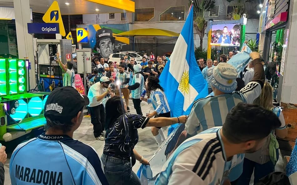 Torcedores com roupas e bandeiras da Argentina comemorando em São Paulo