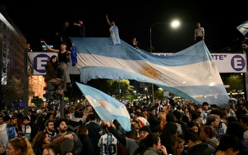 Torcida argentina durante comemoração da vitória sobre a Inglaterra na Copa do Mundo 2026