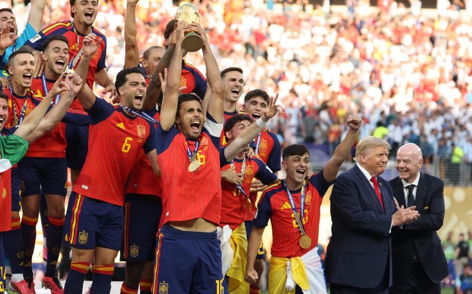 O meio-campista espanhol número 16, Rodri, ergue o troféu com seus companheiros de equipe após a vitória na final da Copa do Mundo de 2026 entre Espanha e Argentina, no Estádio Nova York/Nova Jersey, em East Rutherford, em 19 de julho de 2026