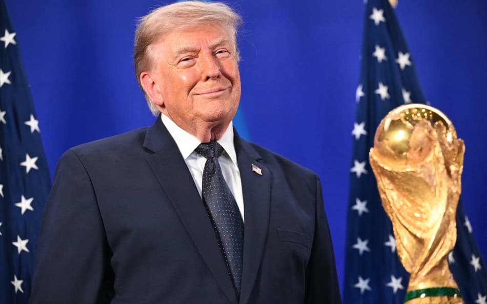 Donald Trump posa ao lado do troféu da Copa do Mundo
