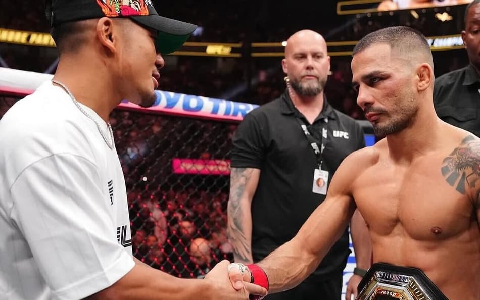 Joshua Van (esq) cumprimenta Pantoja (dir) no UFC (Foto: Reprodução/Instagram/Joshua Van)