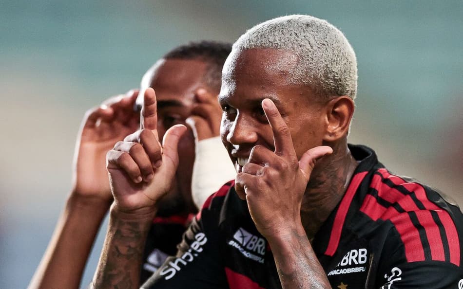 Wallace Yan e Lorran comemoram gol no amistoso do Flamengo contra o Lausanne-Sport