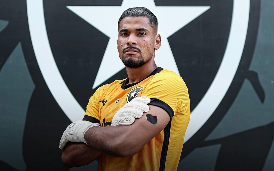 Warleson em anúncio oficial do Botafogo