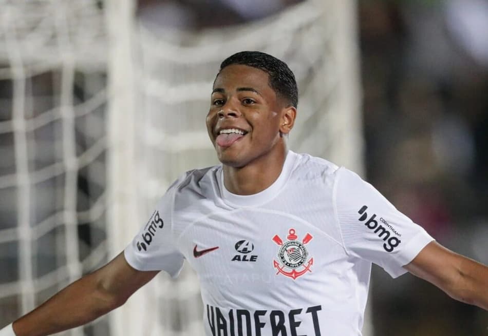 Wesley corre com a língua para fora e sorrindo vestindo a camisa branca do Corinthians