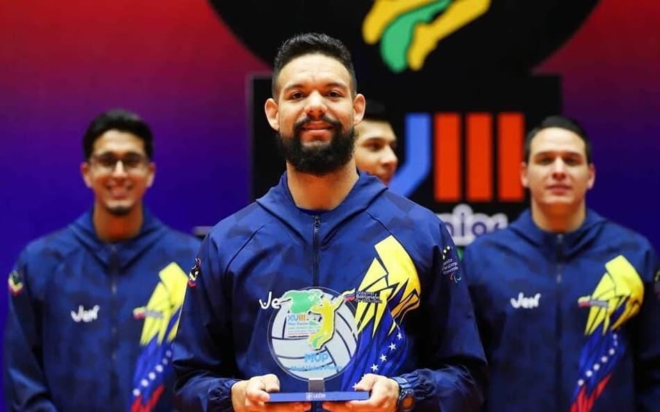 Willner Rivas, capitão de vôlei da seleção da Venezuela, recebe prêmio (Foto: Reprodução/Instagram)
