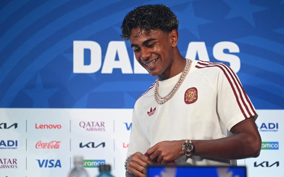 Yamal sorrindo em coletiva