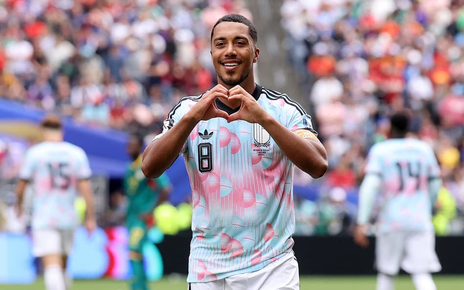 Tielemans comemora com símbolo de coração com as mãos após gol na Copa do Mundo.