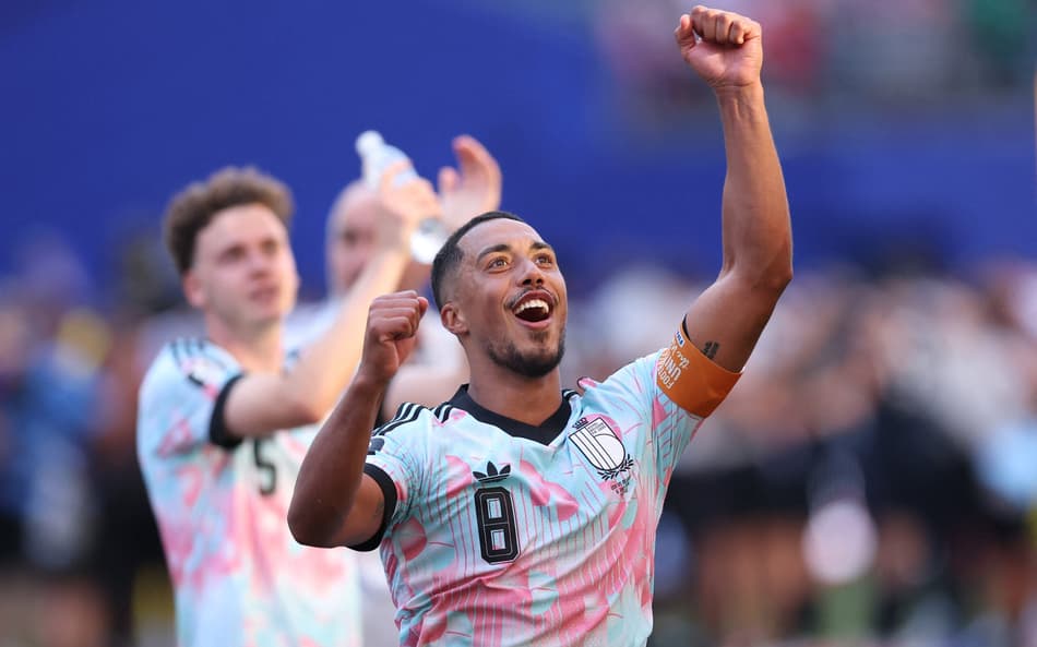Youri Tielemans com os braços levantdos e punhos fechados comemorando a classificação da Bélgica na Copa do Mundo de 2026