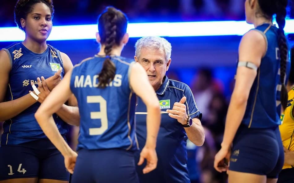 José Roberto Guimarães conversa com Ana Cristina (esquerda), Macris (centro) e Diana (direita) em tempo técnico de jogo da VNL 2026