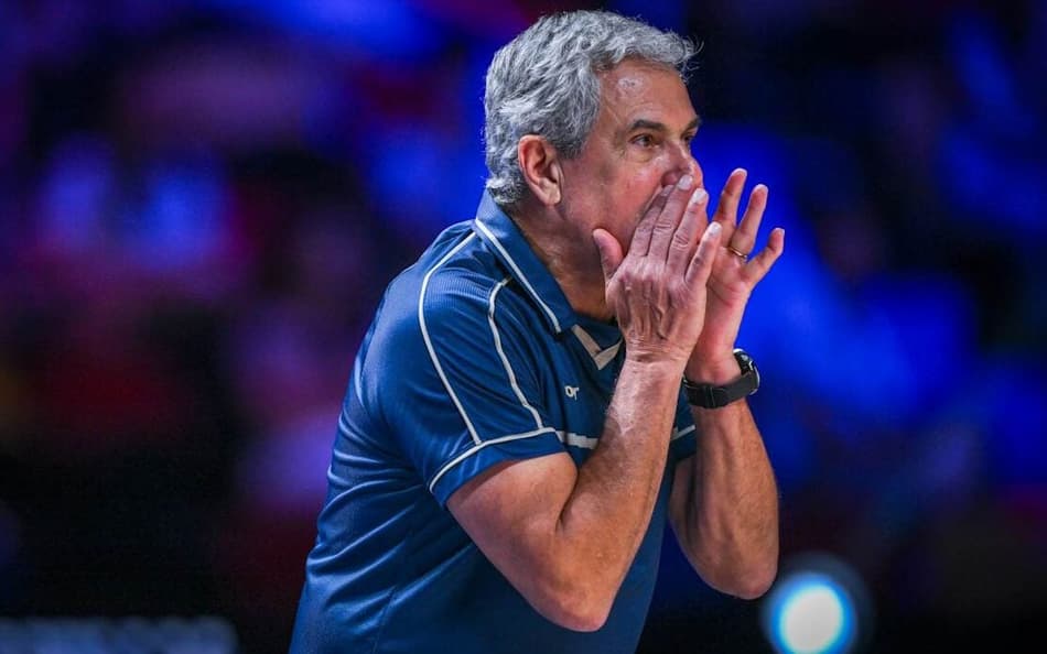 José Roberto Guimarães leva as duas mãos à boca para falar com as jogadoras do Brasil durante jogo contra o Japão pela VNL 2026